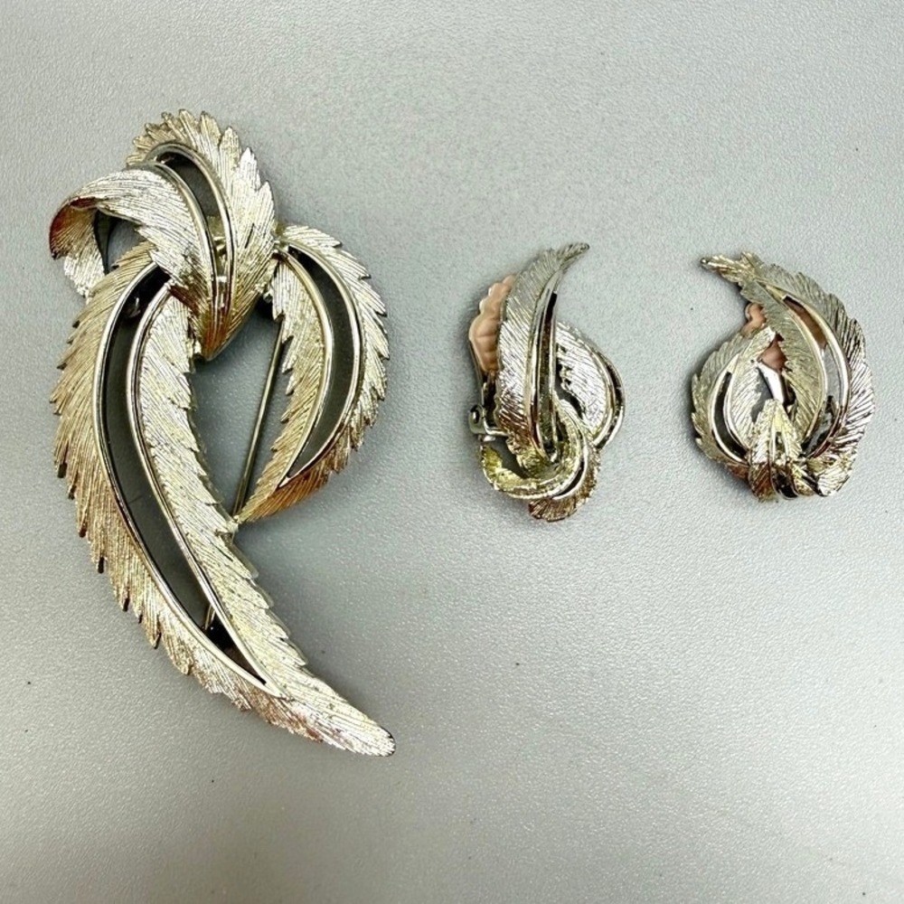 Sarah Coventry Vintage Silver Tone Feather Brooch and Clip On Earrings Set 3"